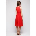 Красное платье длины миди с запахом без рукавов