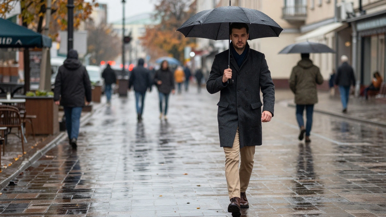 В каких цветах одеваться мужчине осенью 2024: практичные и модные решения