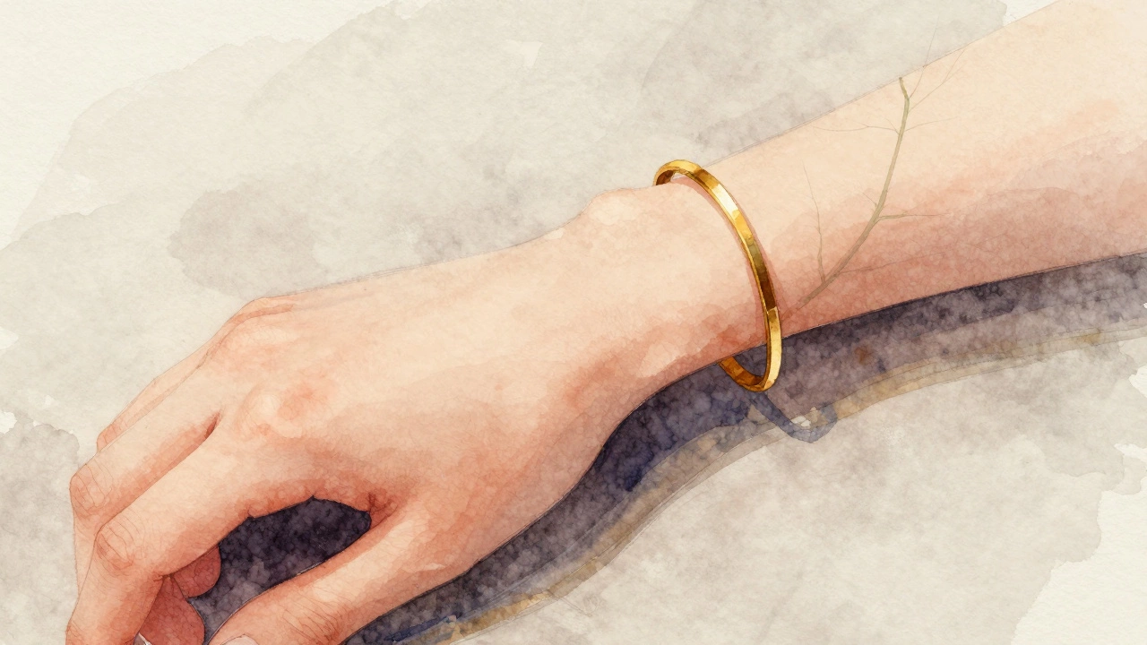 Запястье с золотым браслетом и зеленоватыми венами